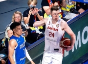 雷速直播-庐州暴熊队对阵北城雪豹队，马拉松附加赛失利，内线统治篮板——本土核心状态回升(女子直播间买到自己捐的衣服)